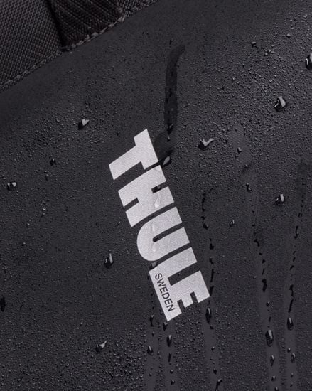Weather-resistant Thule Chasm cargo bin with InLock 25L fabric with water droplets