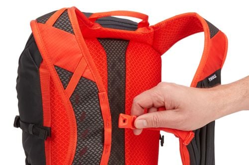 Thule AllTrail 15L Adjustable removable sternum strap and hipbelt