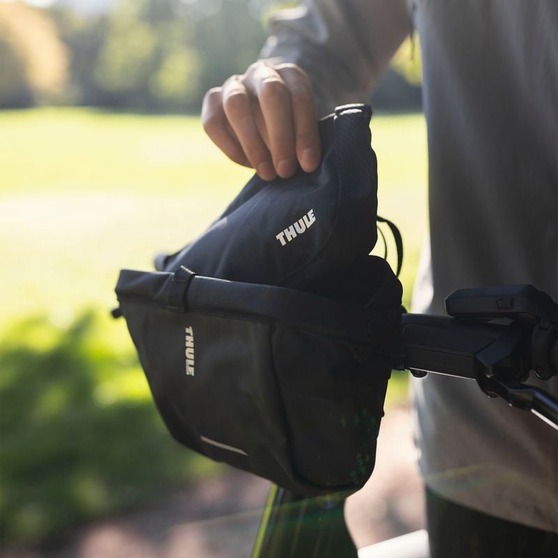 Bolsa de manillar Thule Chasm montada en una bicicleta.