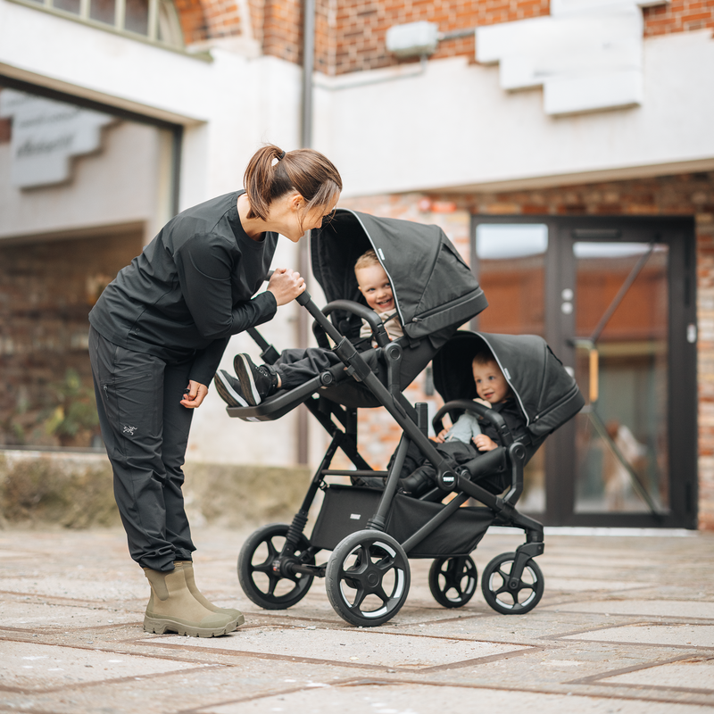 Thule Sleek 2 sibling seat lifestyle