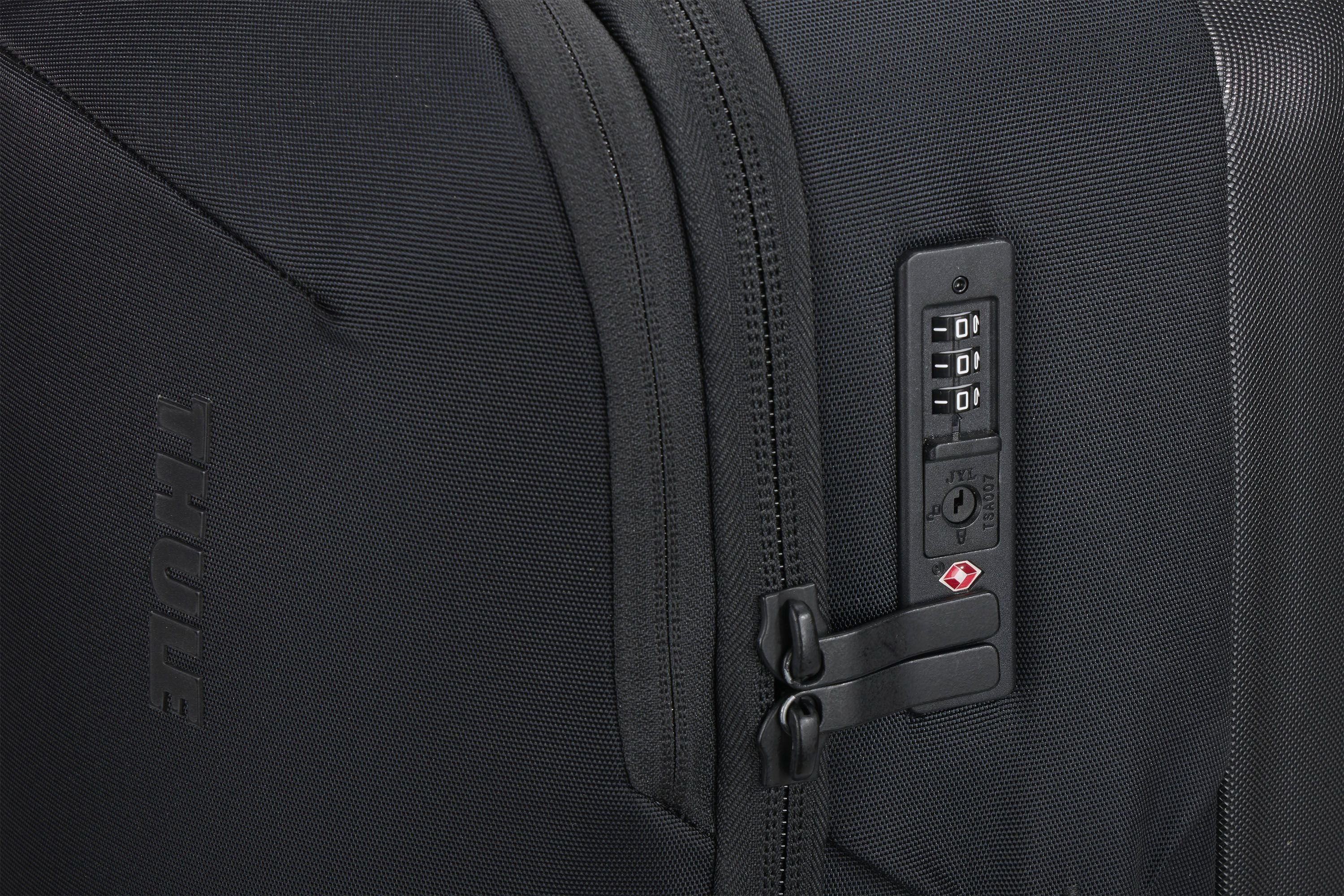 Thule Subterra 2 carry on spinner black