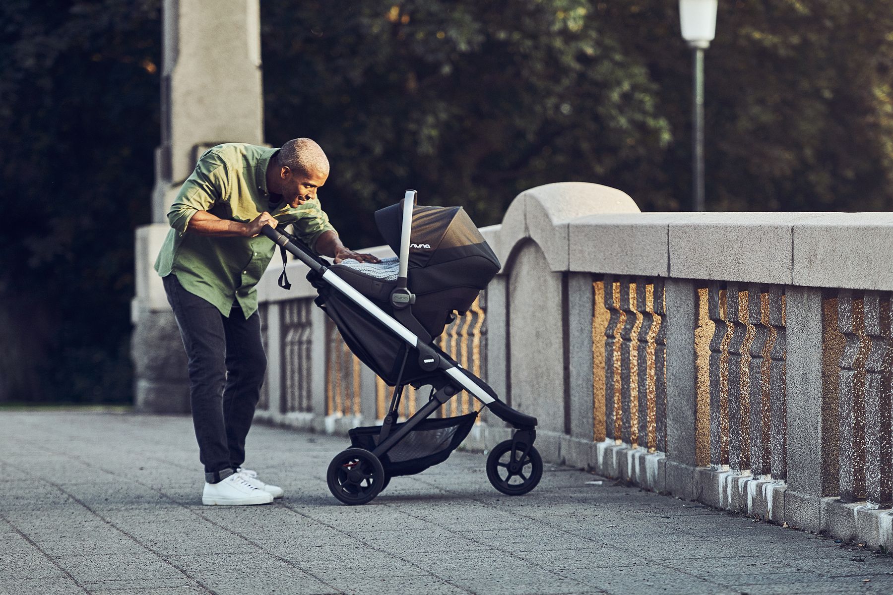 Man with baby stroller Thule Spring