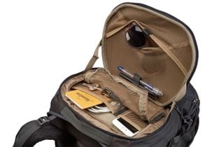 Thule Landmark 70L men's protect and organize