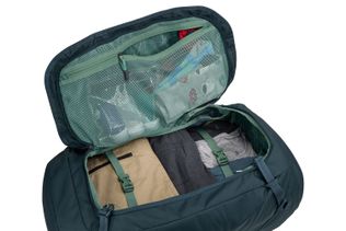 Thule Landmark 70L feature
