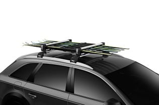 Thule Snowpack 7326 skiis on car