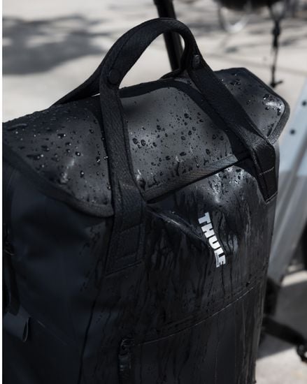 Waterproof Thule Shield backpack with InLock 23L fabric with water droplets