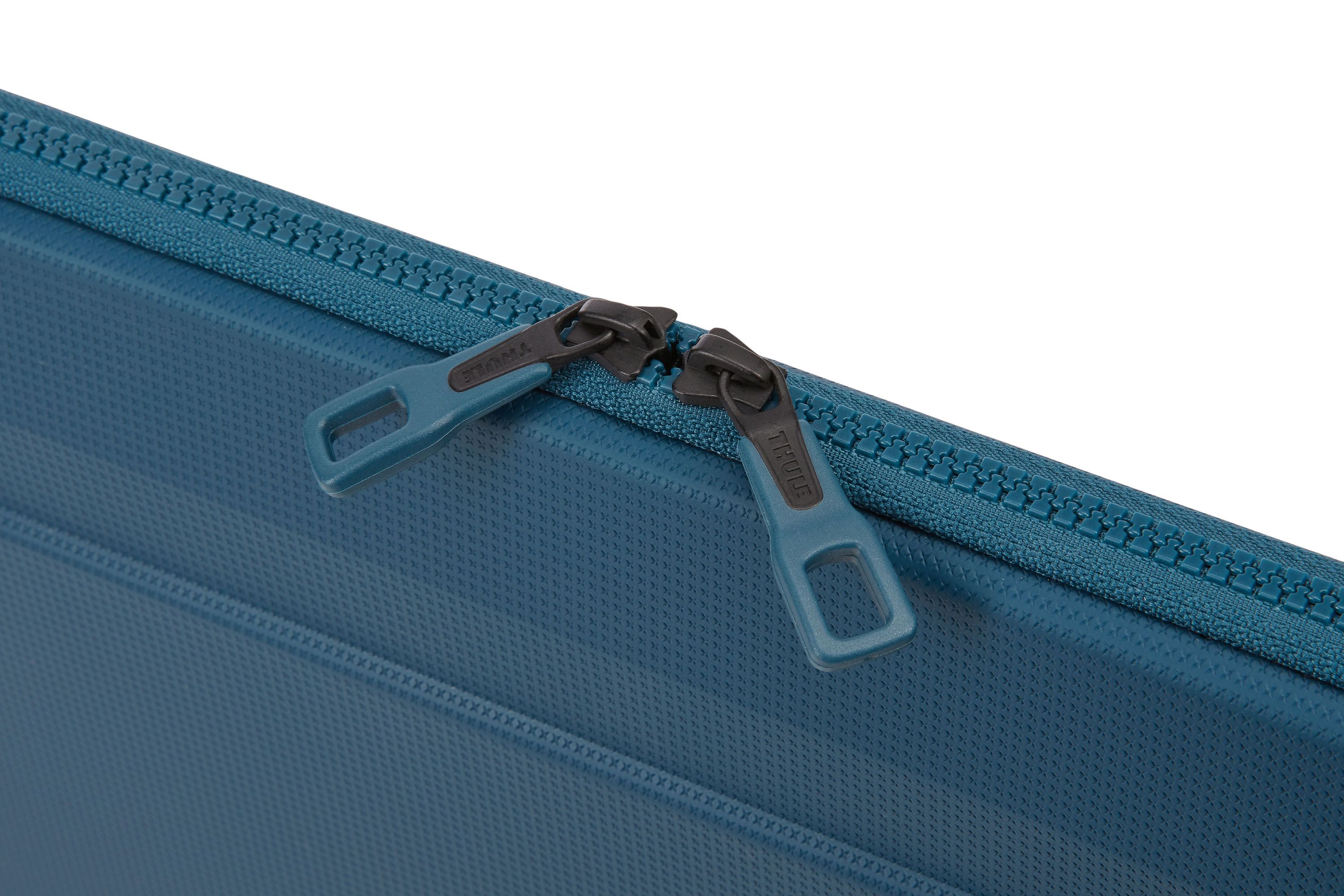 Thule Gauntlet 4 MacBook Pro Sleeve 14" Feature 2 Majolica Blue