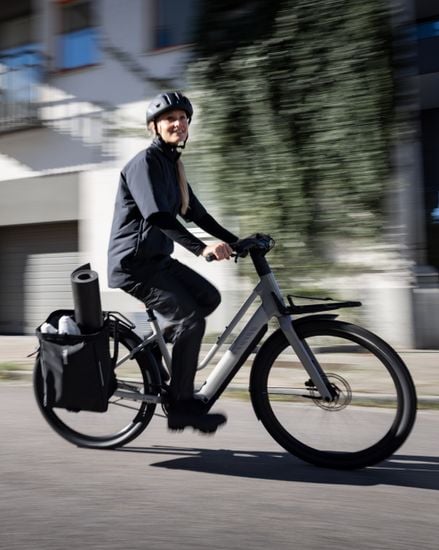Thule Chasm bac à cargaison avec InLock 25L monté sur un vélo pendant la conduite