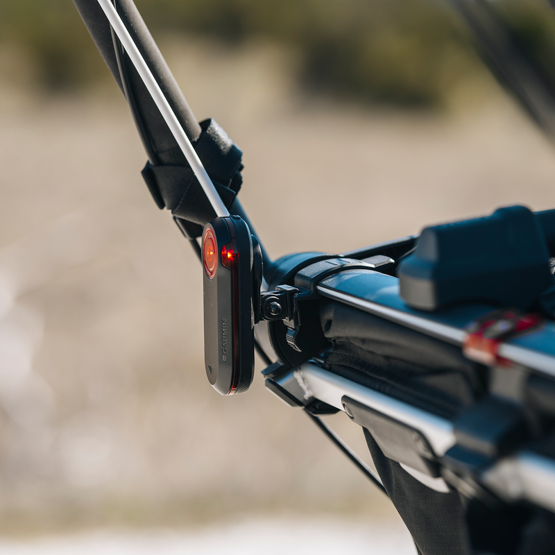Gros plan d'un support Thule pour radar de recul Garmin Varia fixé à l'arrière d'une remorque à vélo.