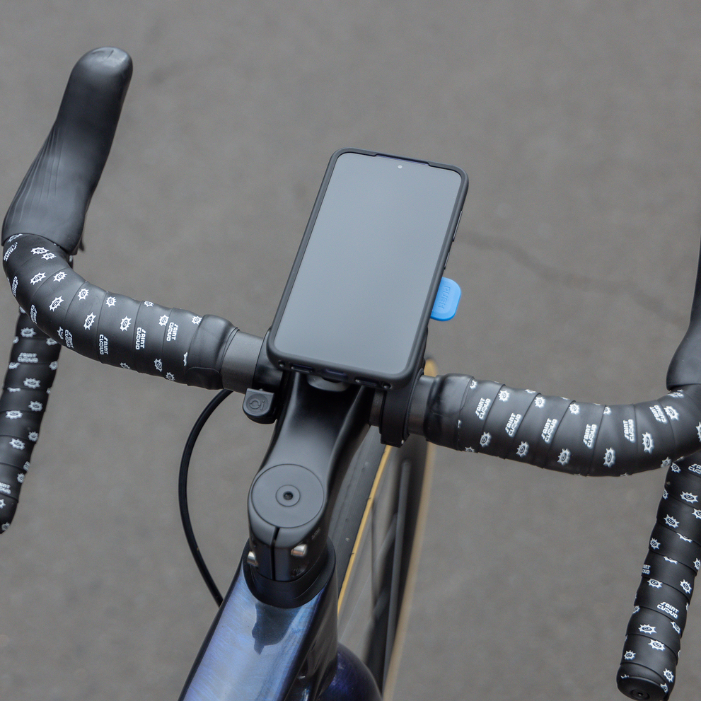 Telefoon gemonteerd op Quad Lock voorste bevestiging.