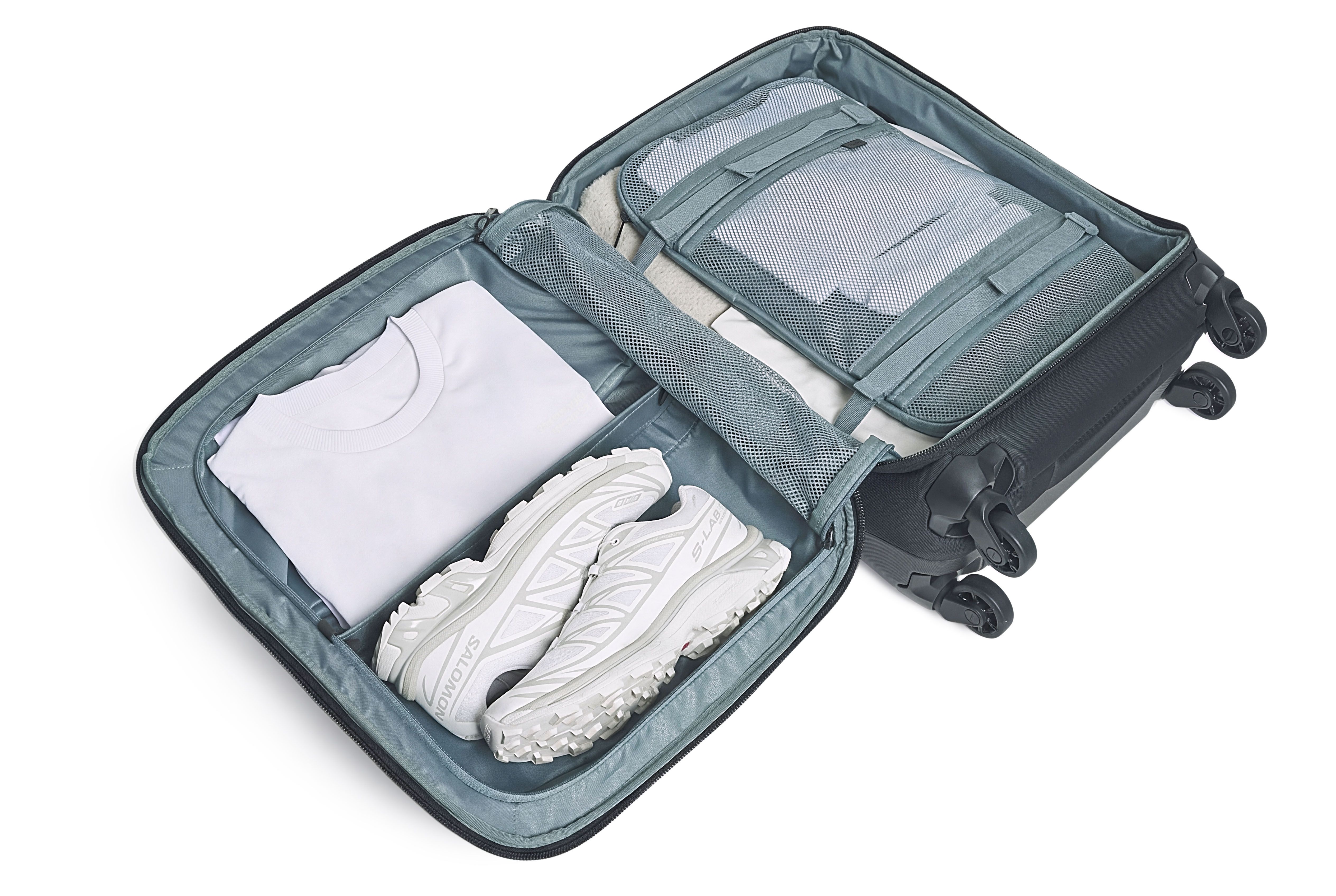 Thule Subterra 2 carry on spinner black