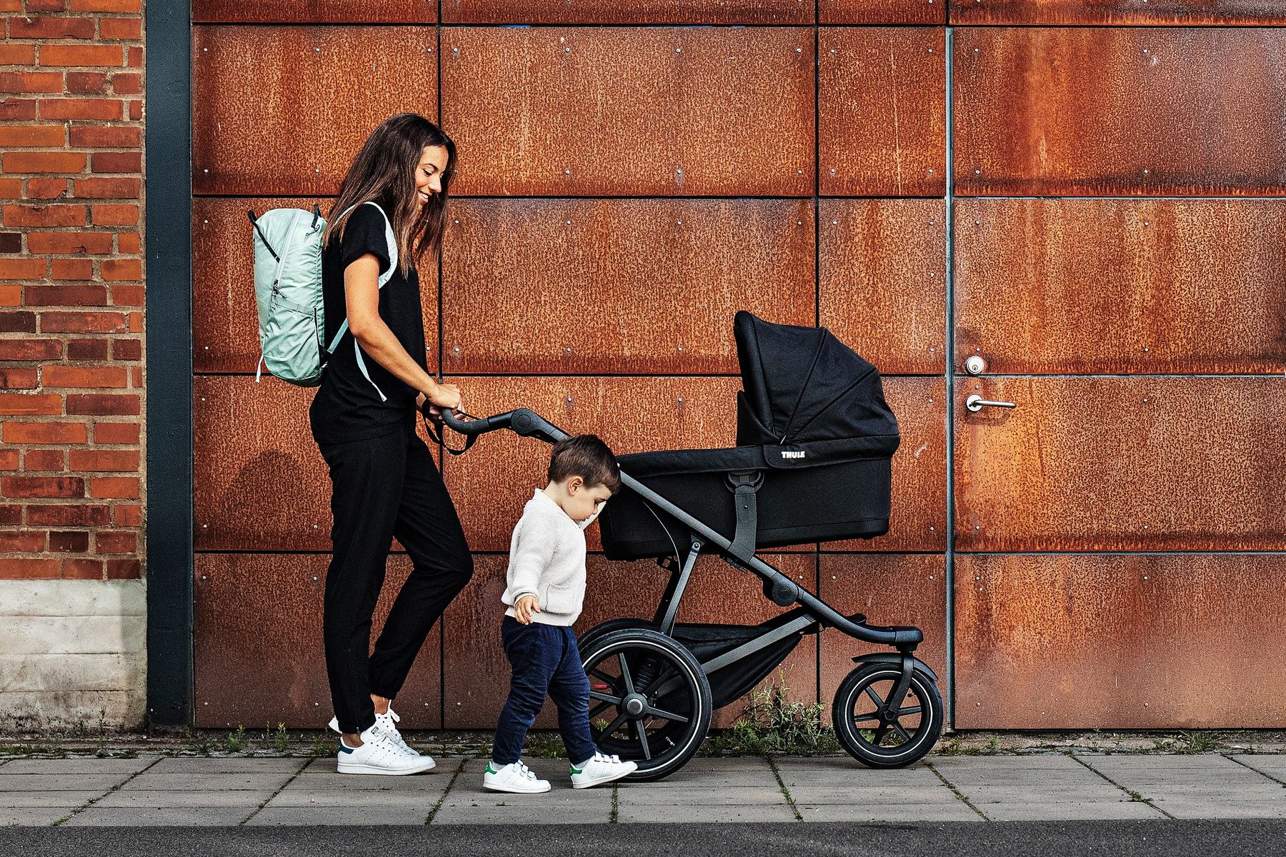 thule glide 2 jet black