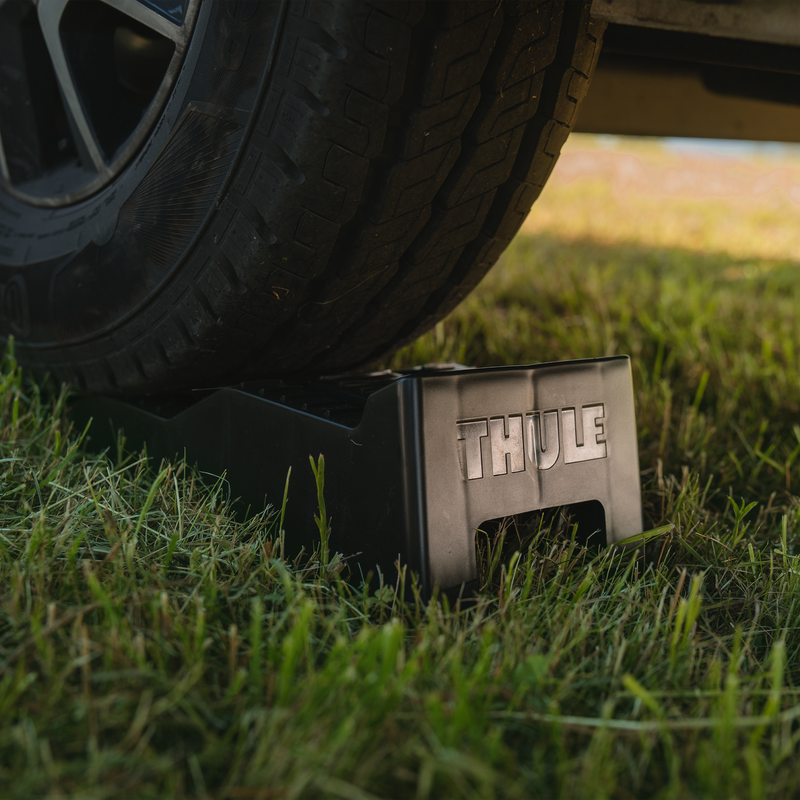 A wheel of a caravan is one a Thule leveler.