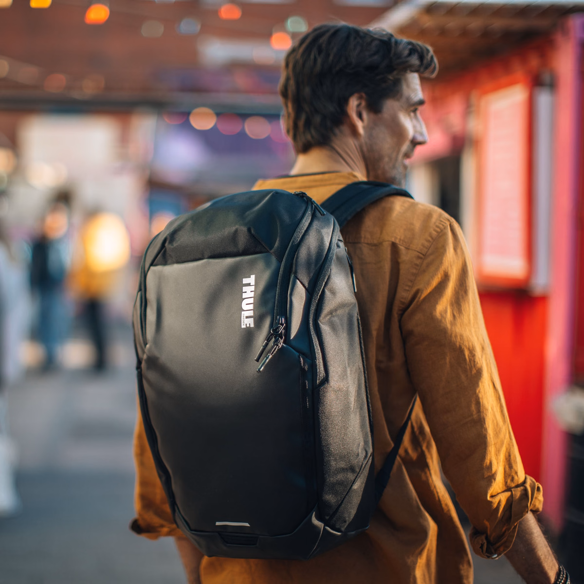 Thule Chasm mochila negra en uso