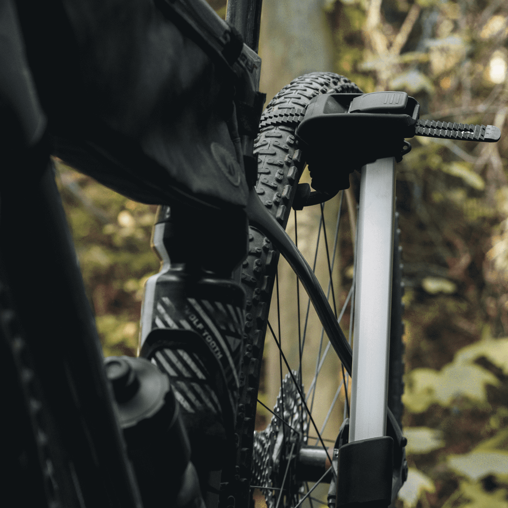 A close-up of a bike loaded onto the Thule Epos hitch bike rack.