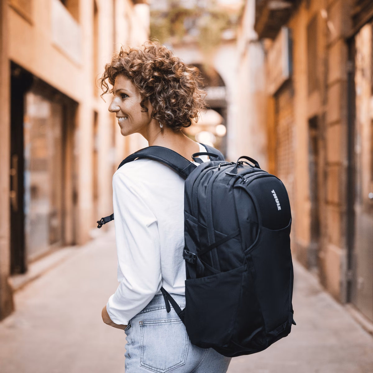 Thule EnRoute mochila negra en uso urbano