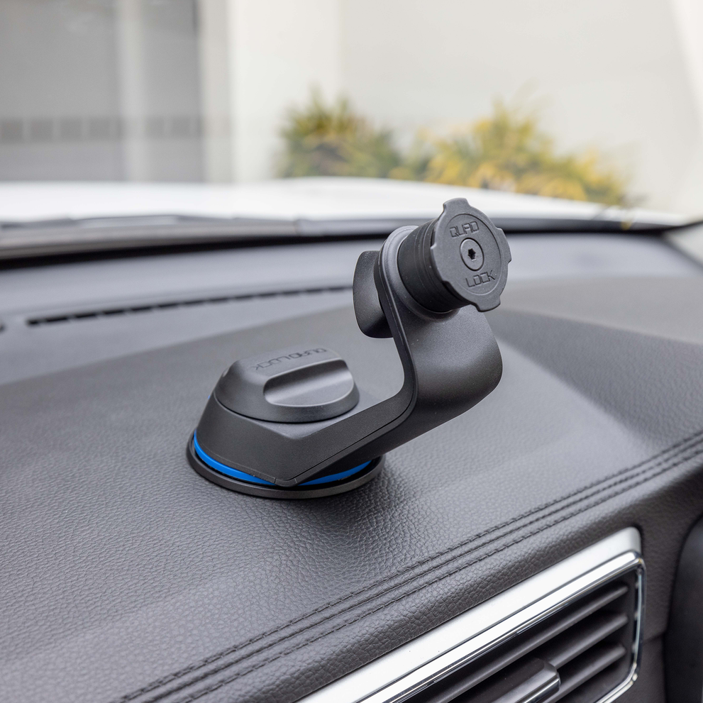 Soporte Quad Lock para coche instalado en el salpicadero.