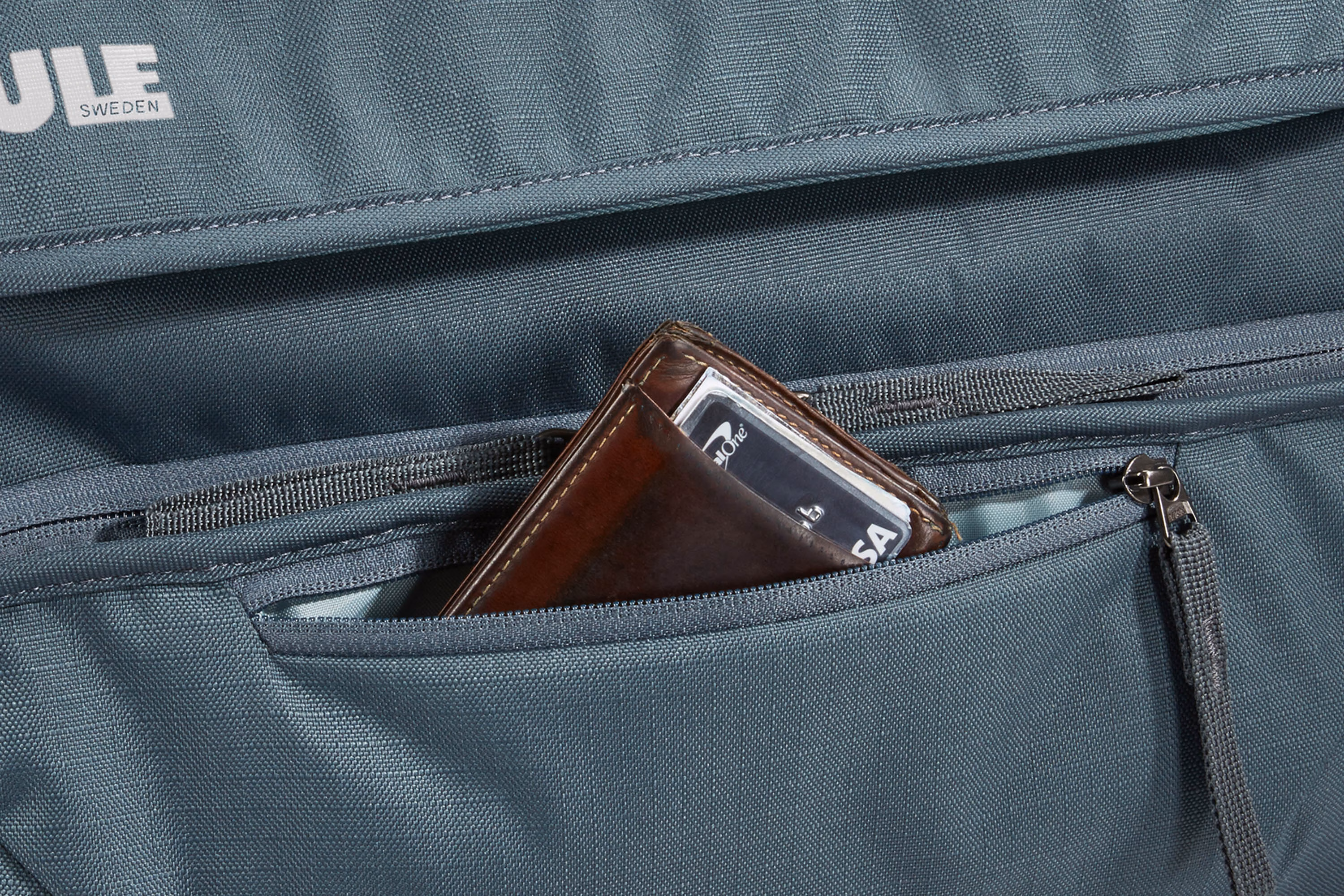 Thule RoundTrip Bike Duffel Dark Slate 3204353 exterior zippered pocket