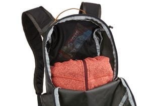 Thule Stir 18L zippered compartment