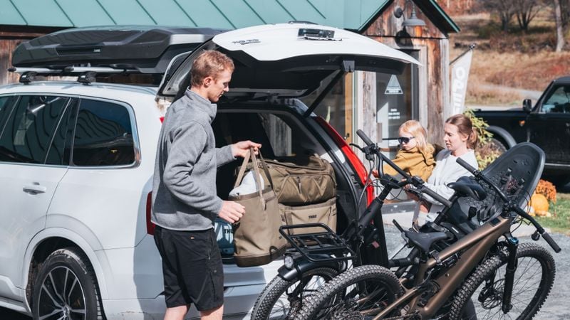 Tote de equipo Thule Chasm 30L empacado en la cajuela de un automóvil