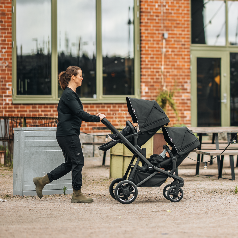 Thule Sleek 2 sibling seat lifestyle