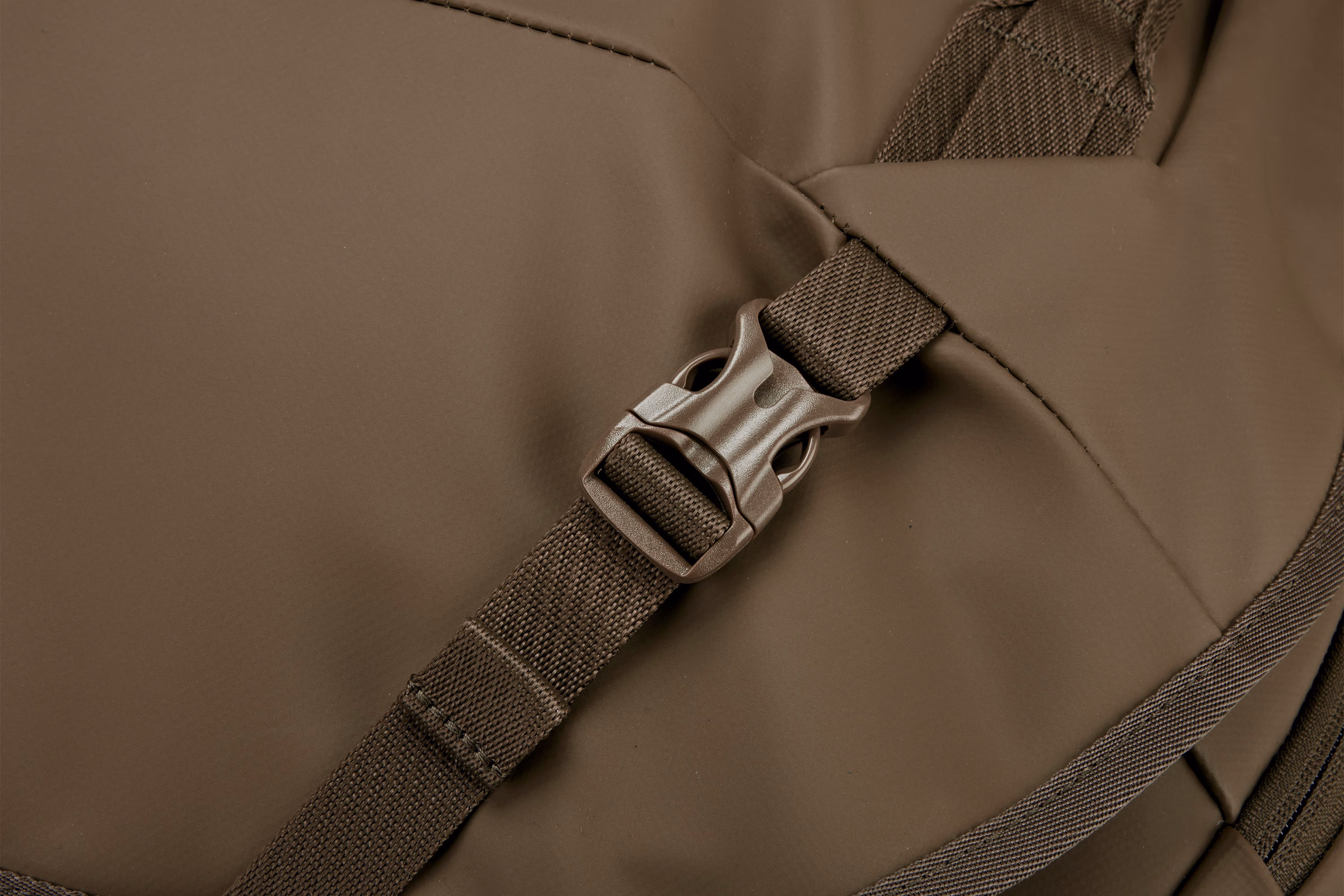 Thule Chasm wheeled duffel suitcase deep khaki