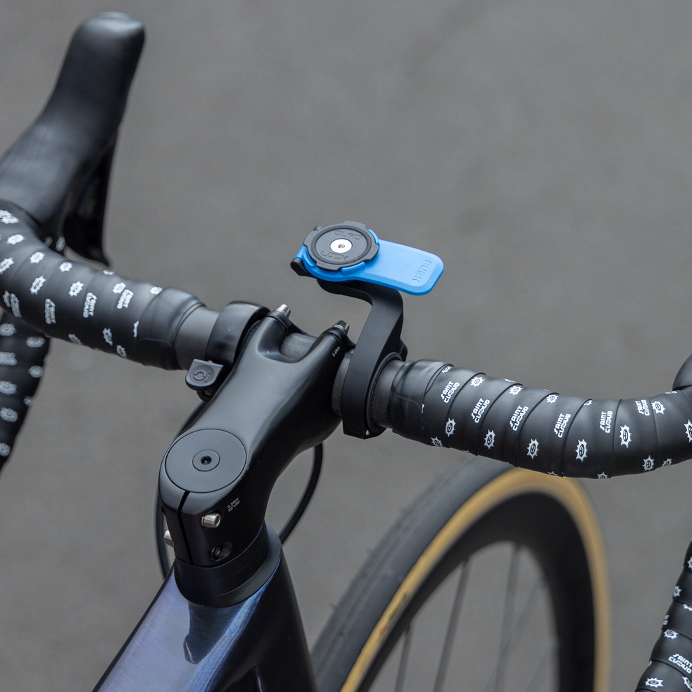 Quad Lock voorste houder op fietsstuur.