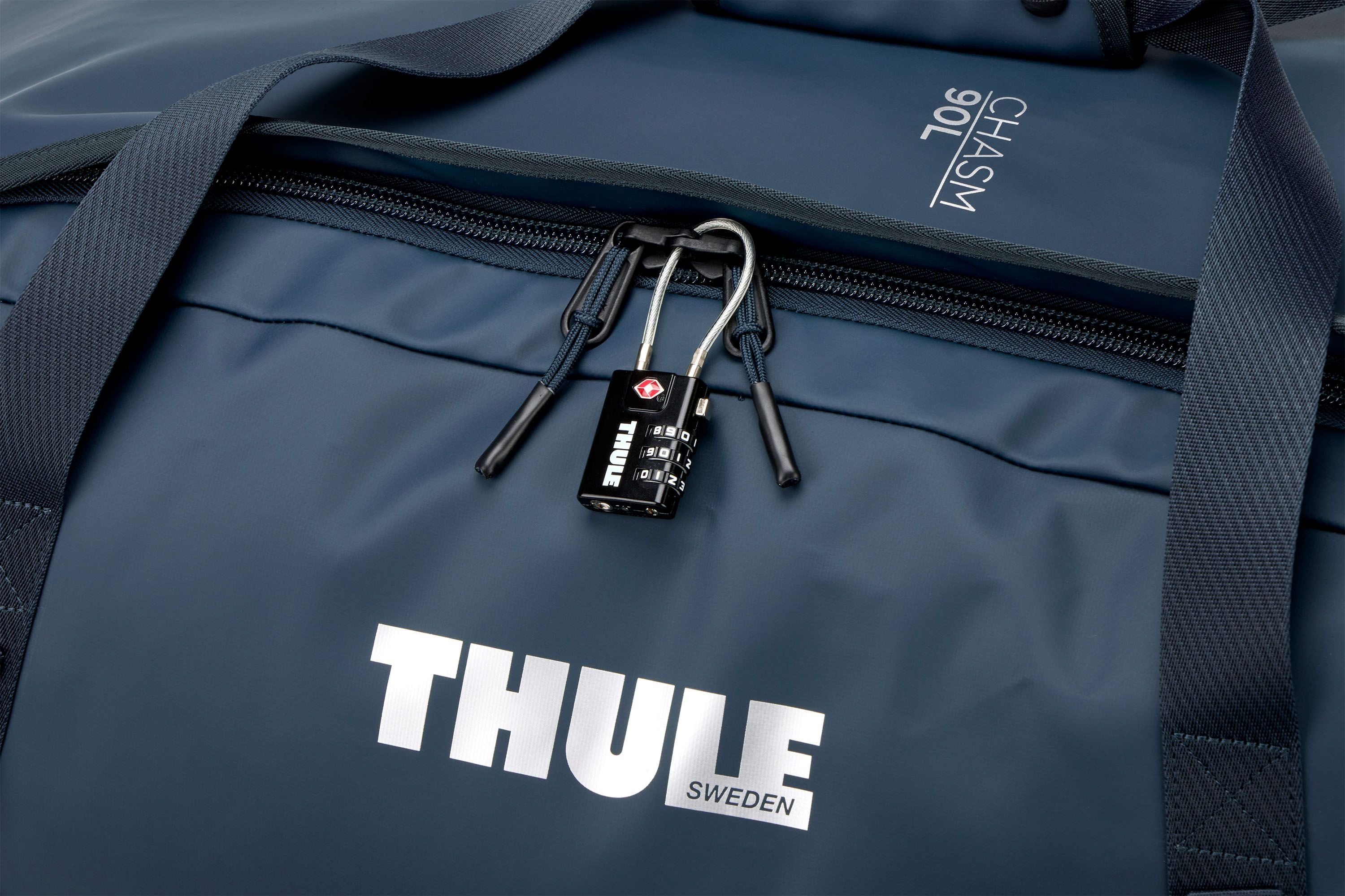 Thule Chasm duffel 90L darkest blue