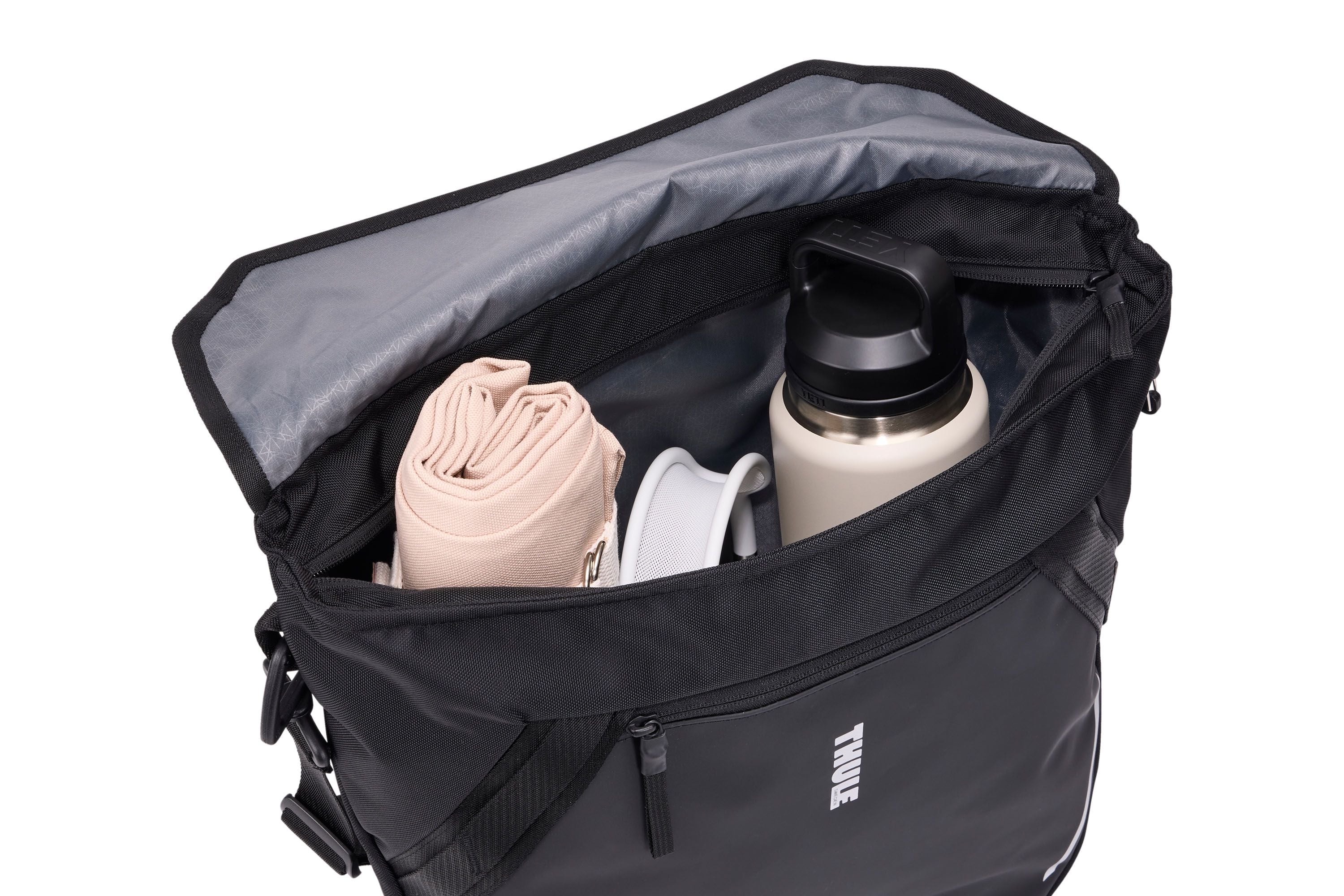 Thule Chasm tote with InLock 25L black