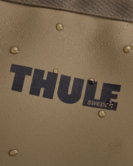 Weatherproof Thule Chasm gear hauler 80L fabric with water droplets