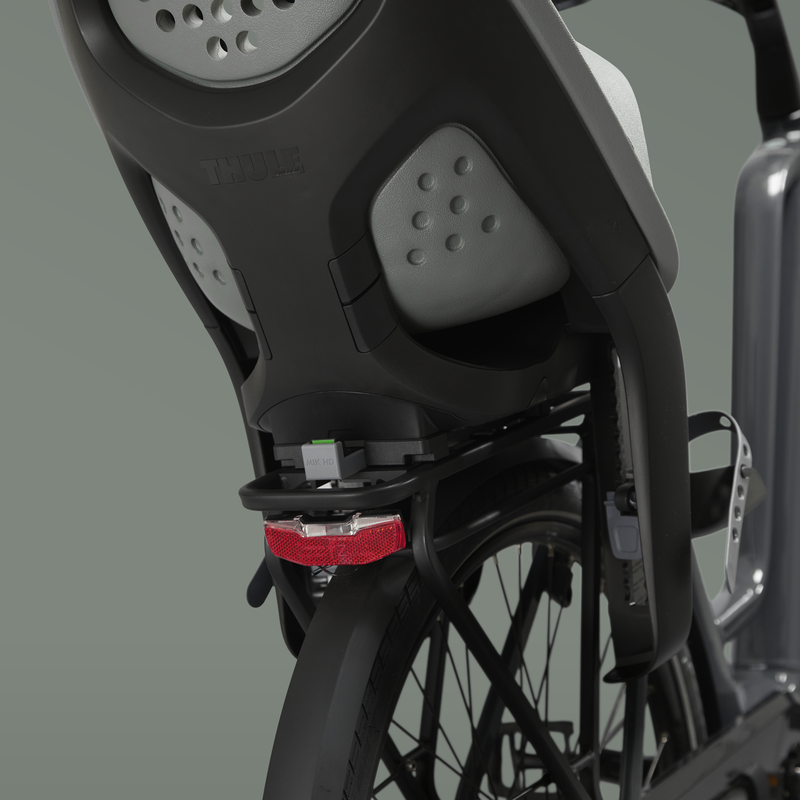 Gros plan d'un siège de vélo pour enfant Thule Yepp 2 MIK HB monté sur un vélo.