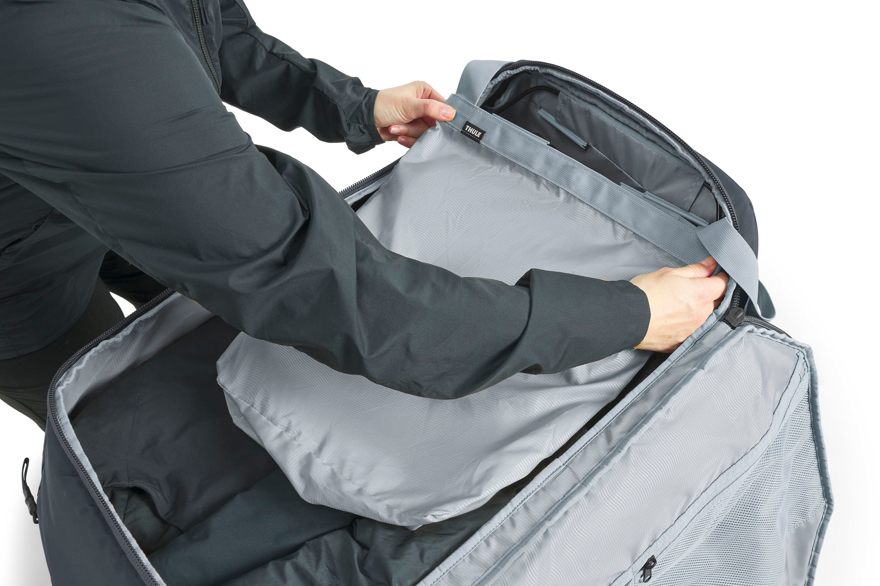 Thule EnRoute wheeled duffel darkest blue