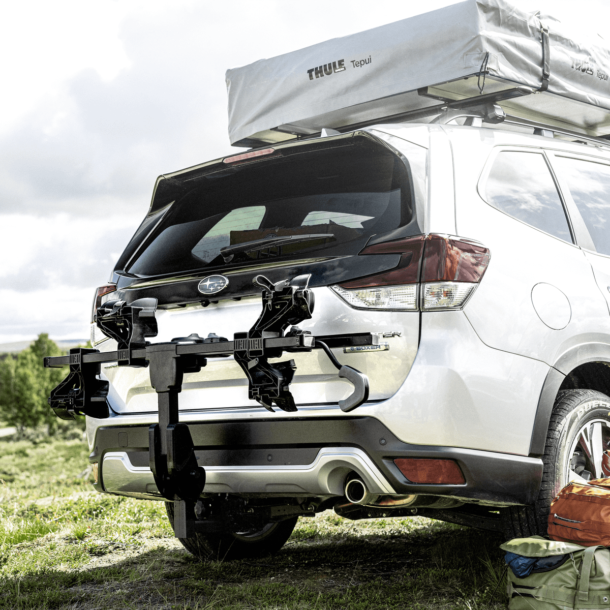 The backside of a car with the bike carrier Thule DoubleTrack Pro XT 2 mounted.