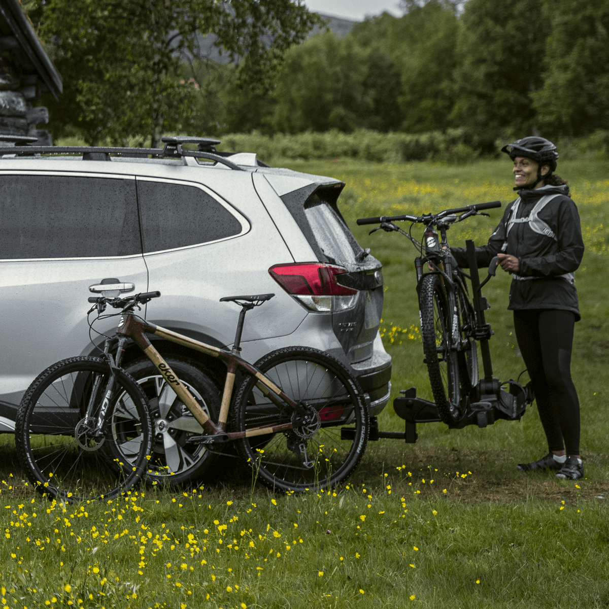 A car with the bike carrier Thule DoubleTrack Pro XT 2 mounted.