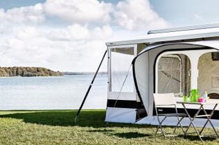 Panel Thule Rain Blocker G2 combined with tent