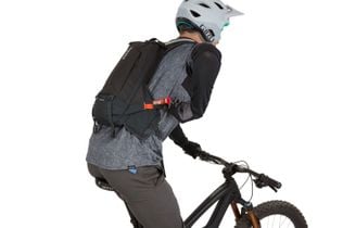 Thule Rail 8L lower back jersey pockets
