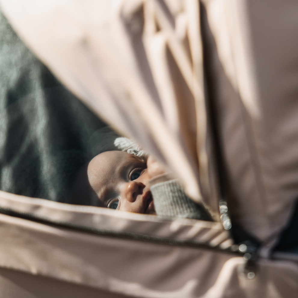 Bambino che guarda fuori dalla navicella Thule.