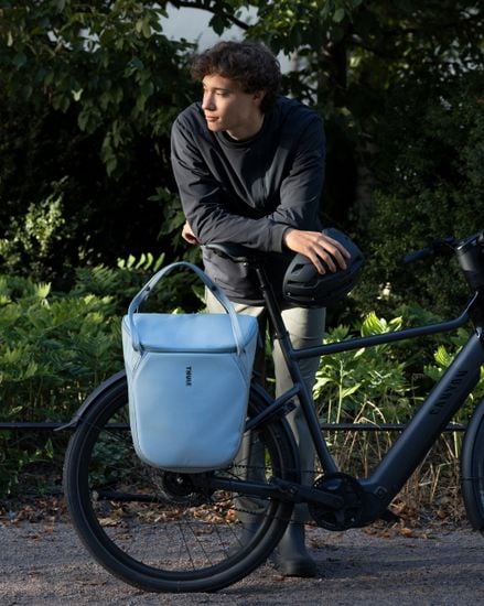 Thule Chasm cooler with InLock 21L mounted on a bike