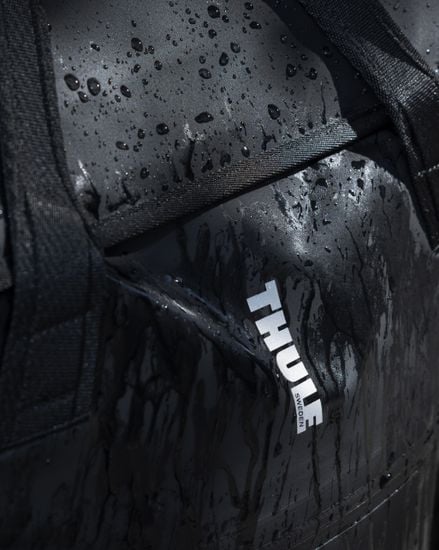 Waterproof Thule Shield attaché with InLock 16" fabric with water droplets