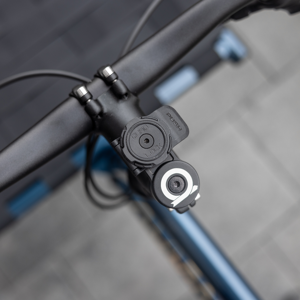 Soporte de tapa de potencia Quad Lock en la potencia de la bicicleta.