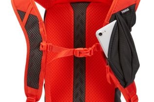 Thule AllTrail 15L Easily access a phone