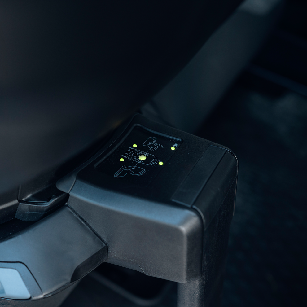 Close-up of the Thule Alfi Connect ISOFIX base installed in a vehicle with illuminated safety indicators.