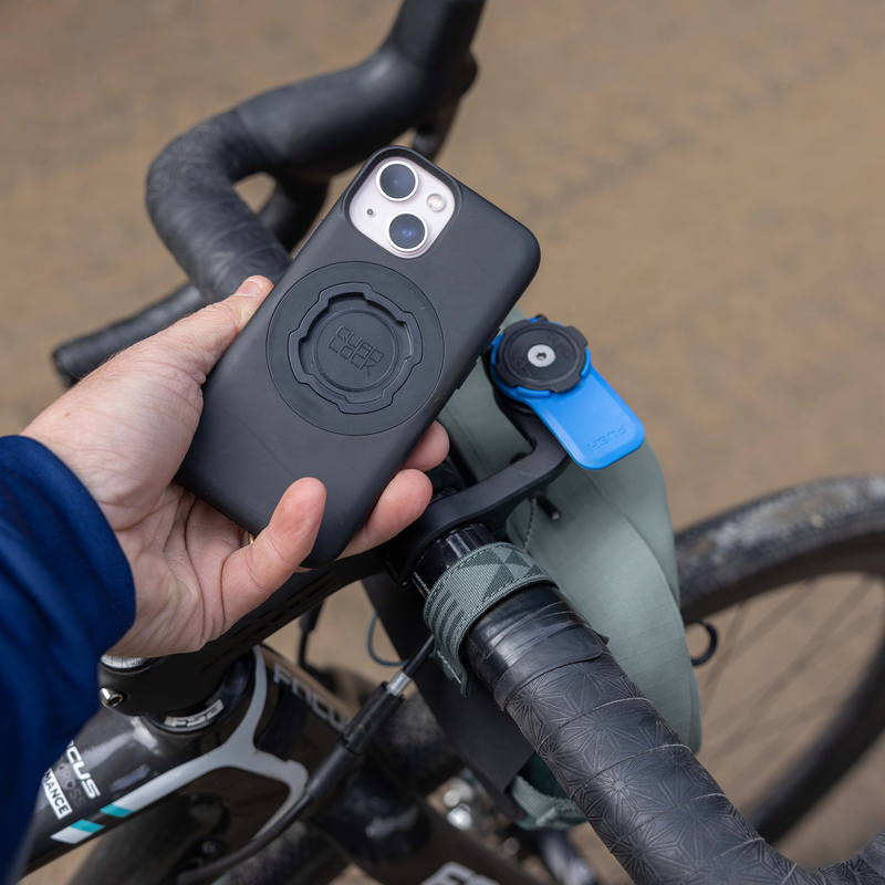 Telefoon met Quad Lock hoesje bij out front mount pro.