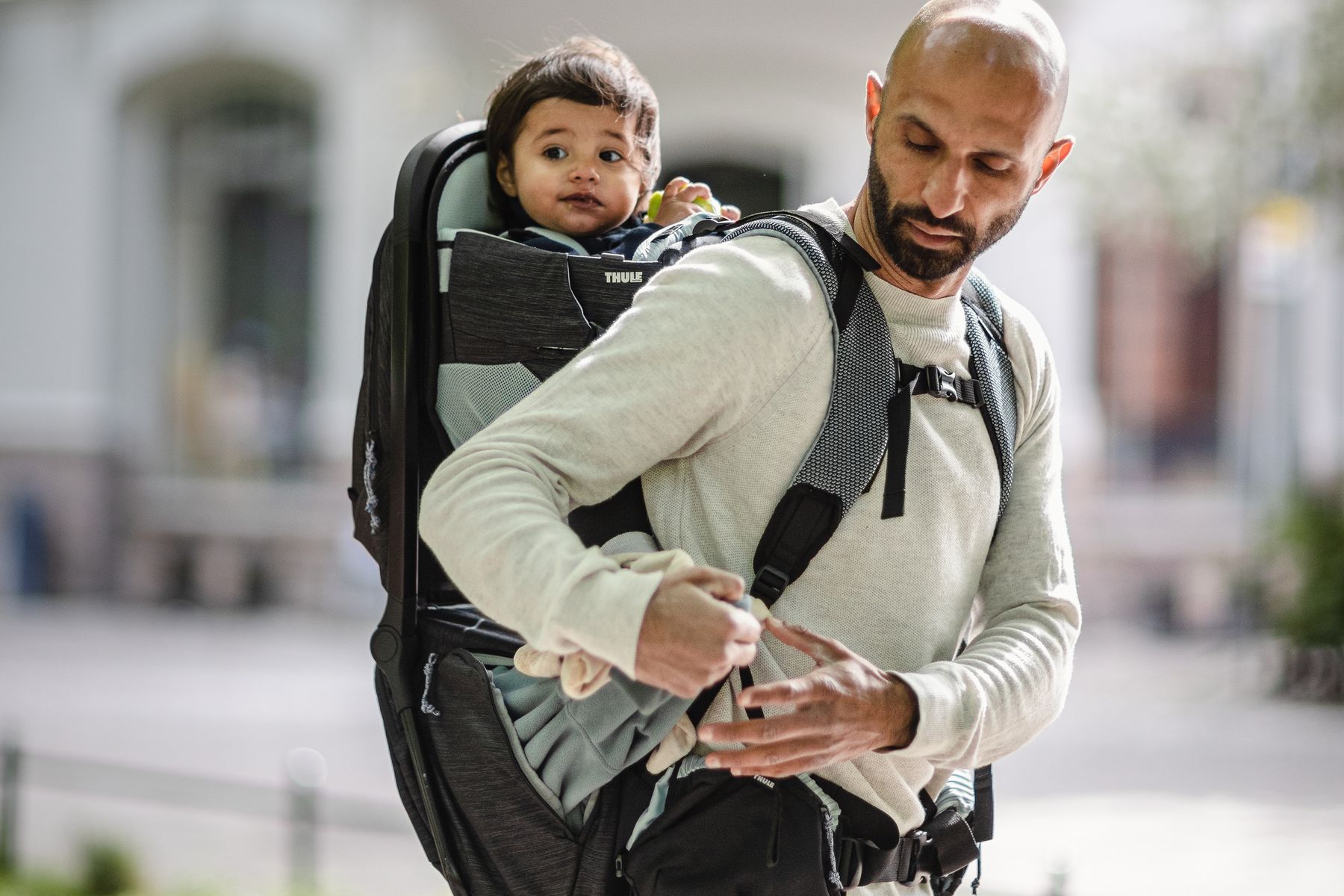 Thule Sapling Child Carrier lifestyle