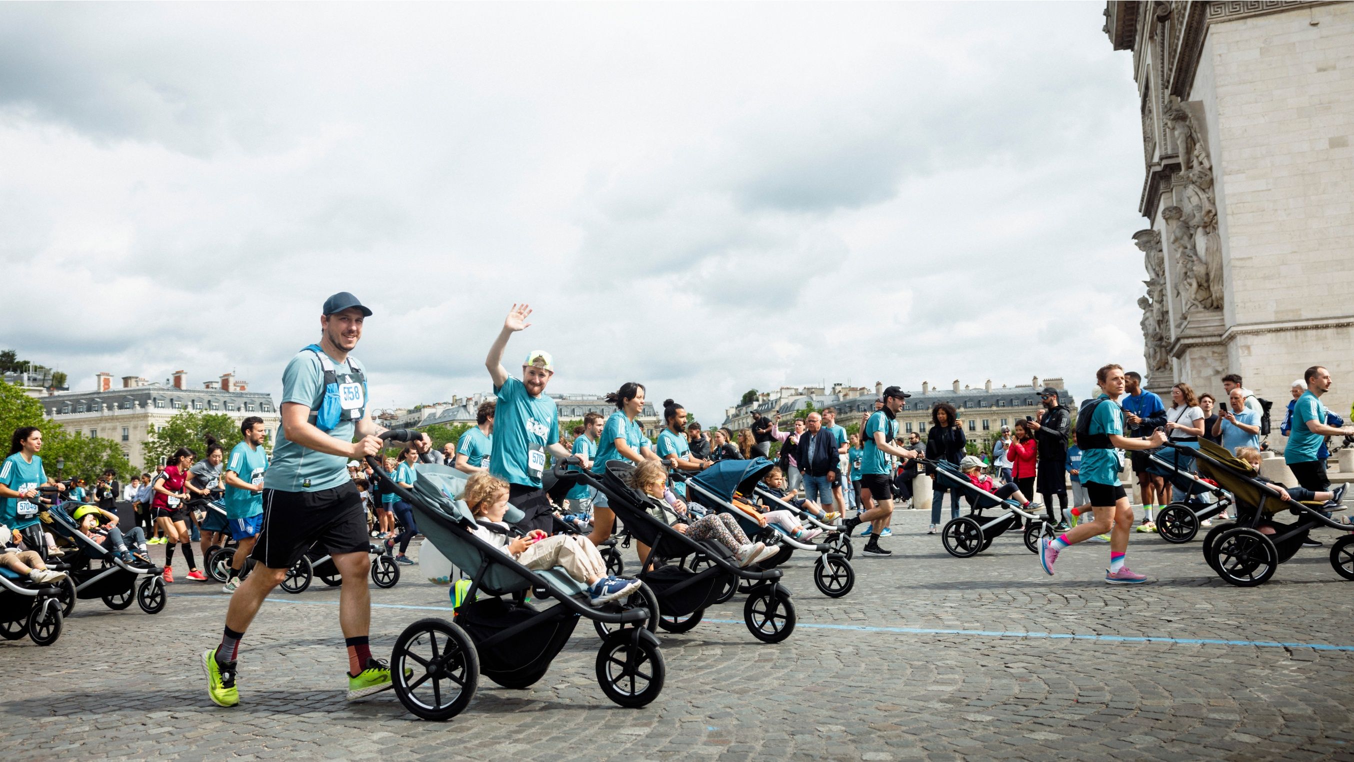 Partecipanti che corrono nella gara di passeggini Adidas 10K a Parigi con i passeggini Thule Urban Glide.