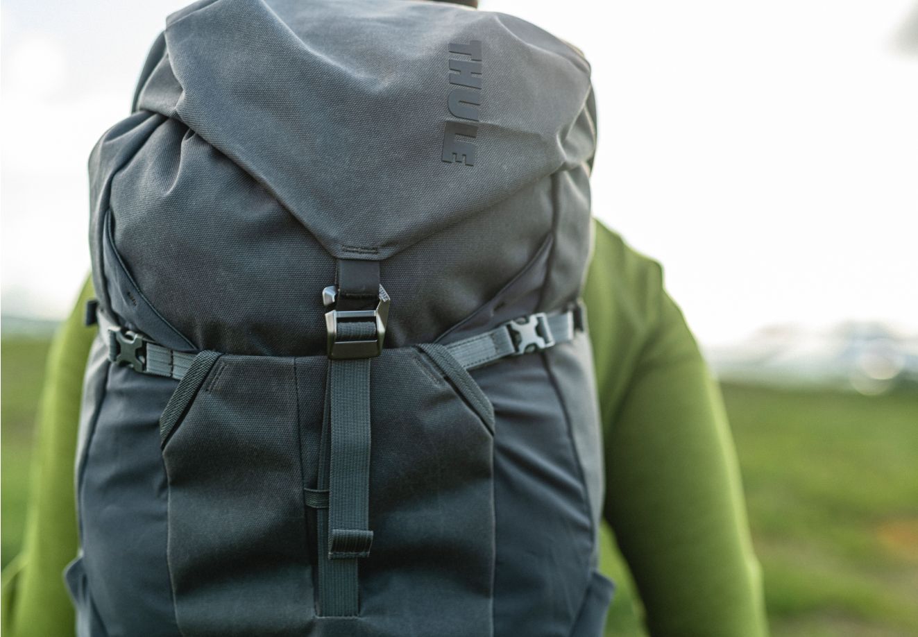 Close-up van een donkergrijze Thule Topio rugzak.