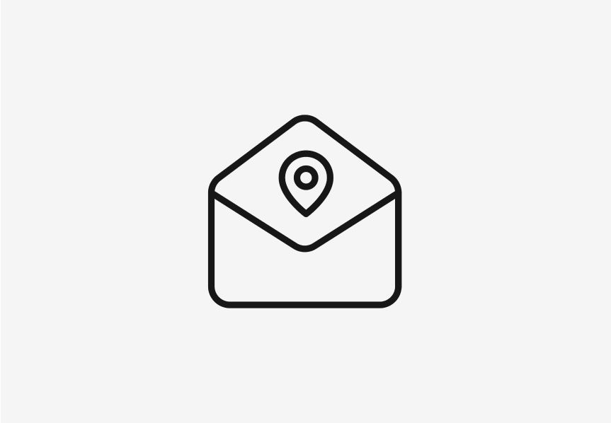 Inspiroivaa sisältöä symboloiva kuva, jossa on vuorattu kirjain ja nastalla merkitty matkakohde