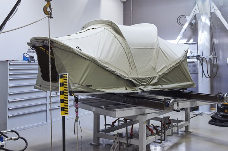 在 Thule Test Center，一個 Thule 車頂帳篷放在測試臺上。