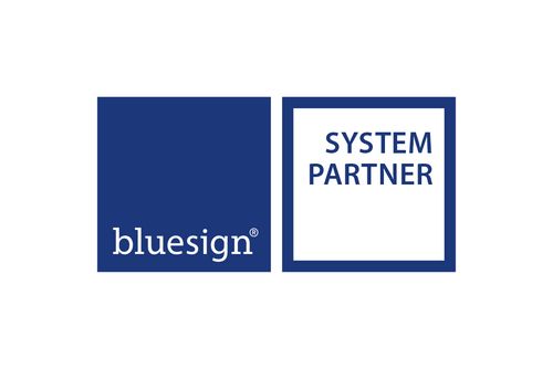 En bluesign-systemspartnerlogo i blått og hvitt.