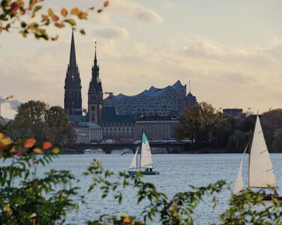 An image of the Hamburg skyline with the river, church and concert hall.